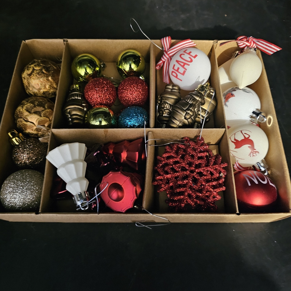 Unique Vintage‎ Festive Ornament Collection in Red, Gold, and White